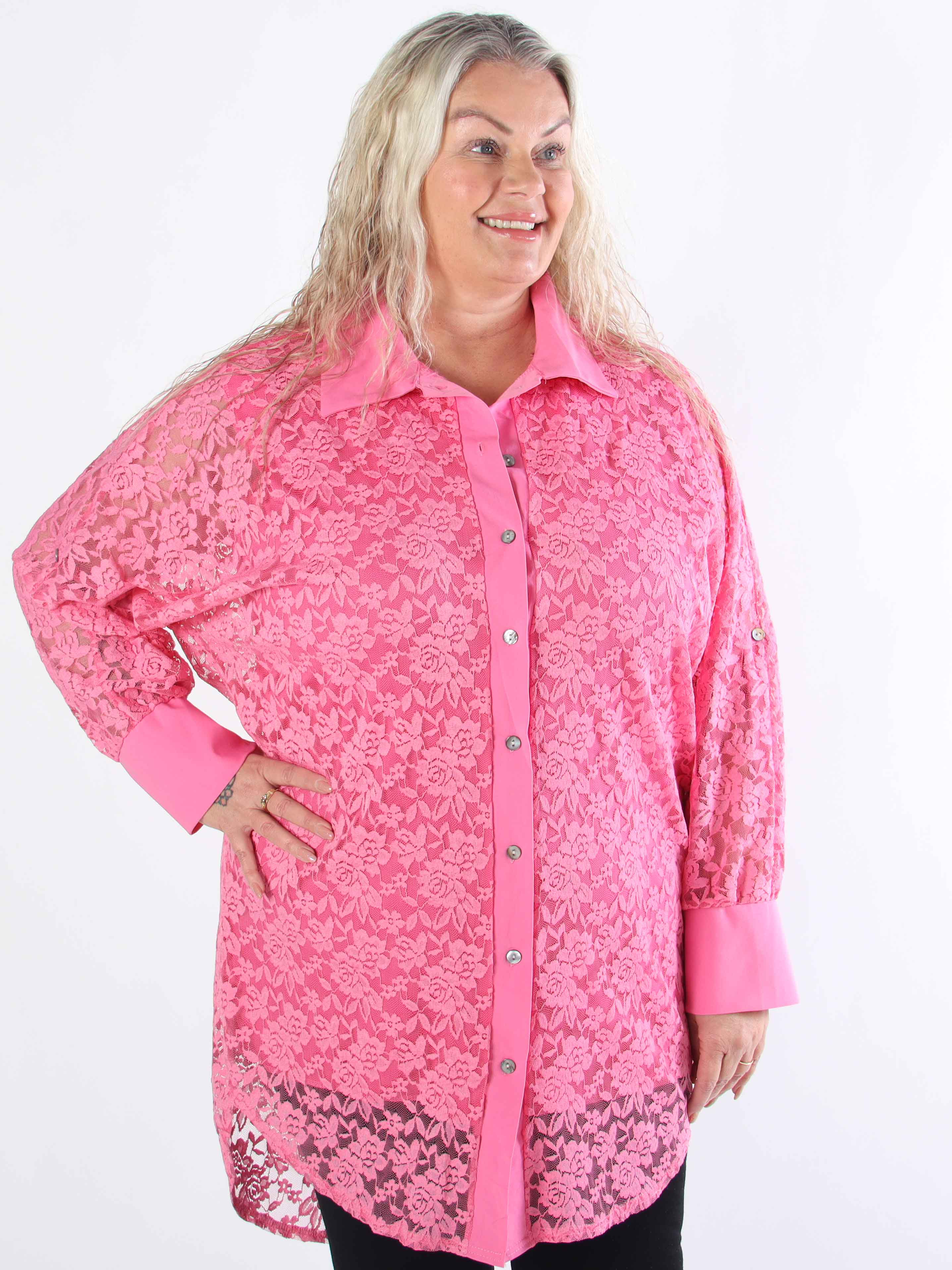 Katherine - Söt plus size-skjorta i spets